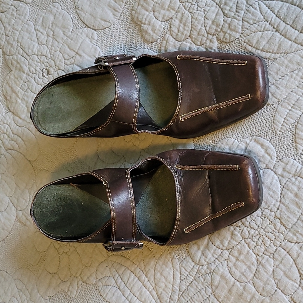 Aerosols size 9.5 brown slides